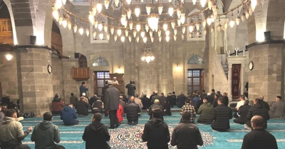 Kadir Gecesi'nde 12 Rekat Namaz Nasıl Kılınır? İşte Detaylı Rehber!