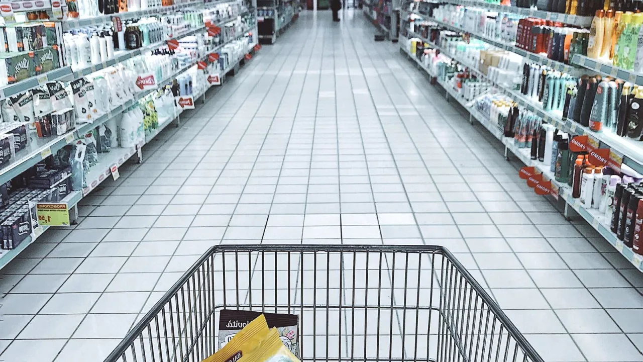 Market rafında kuru gıda ürünleri
